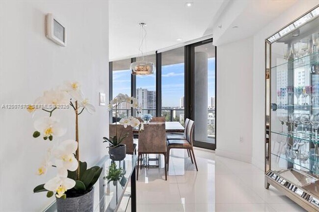 Foto del edificio - 17475 Collins Ave
