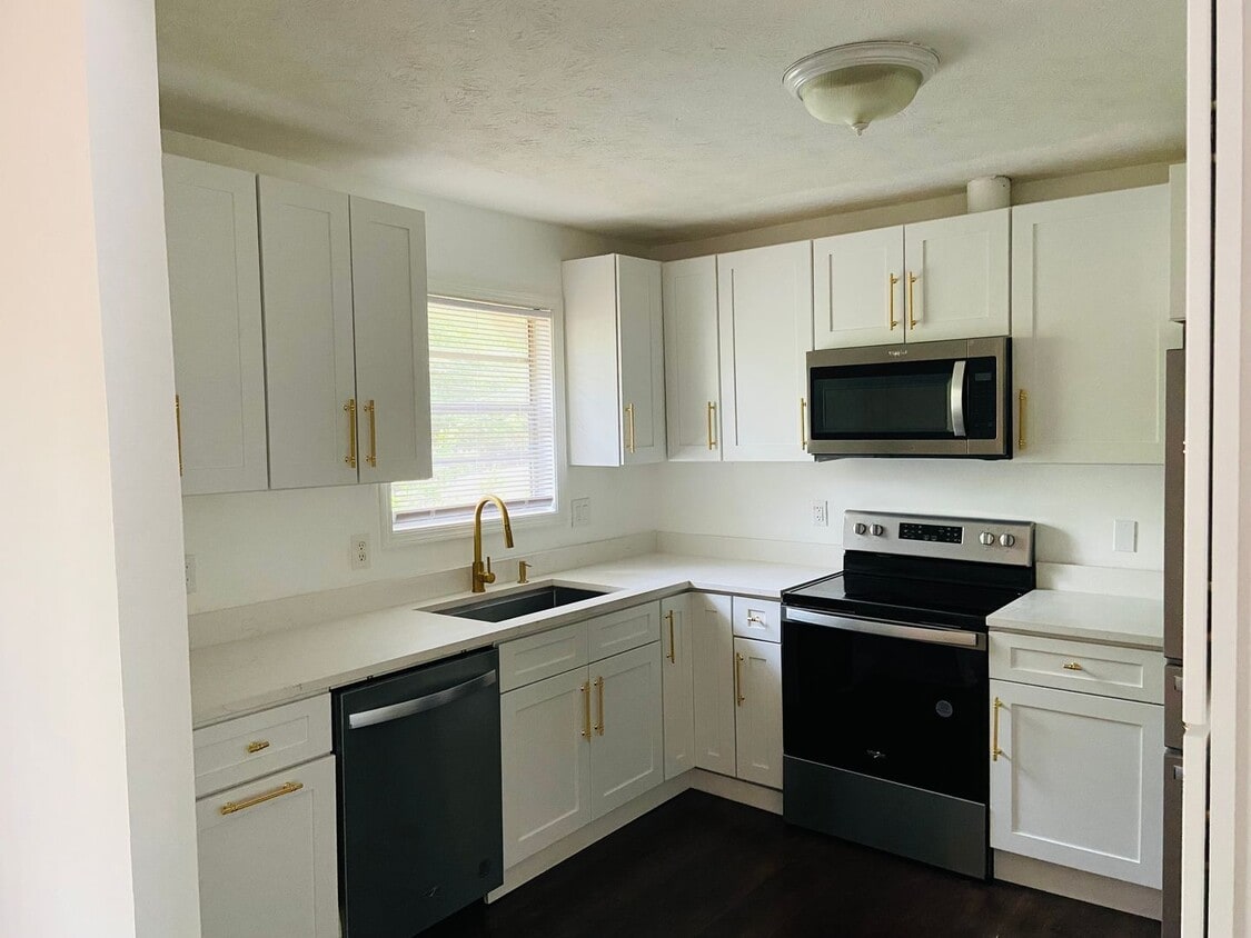 3 bedrooms /2 bath Condo Available Now - 3 bedrooms /2 bath Condo Available Now