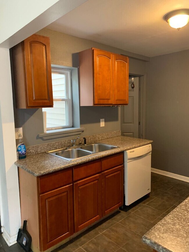 Building Photo - Off Burbank on LSU Bus route/ free rent!