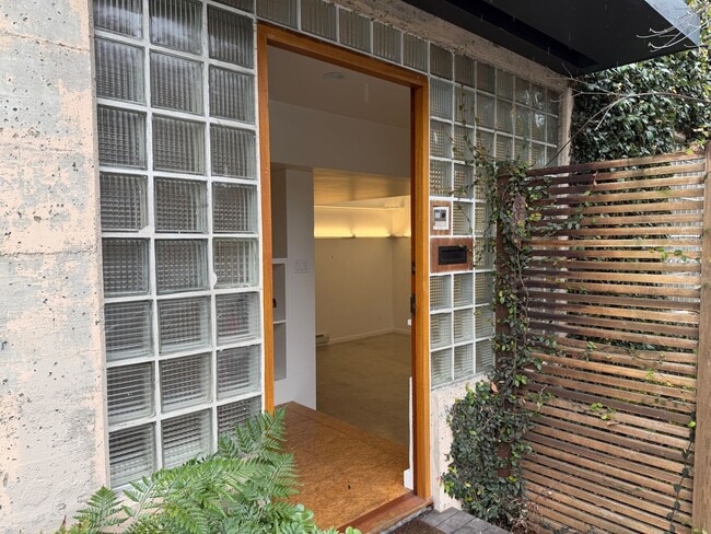 Foto del edificio - Bright Live-Work Studio with tall ceilings off Lowell Street in Oakland