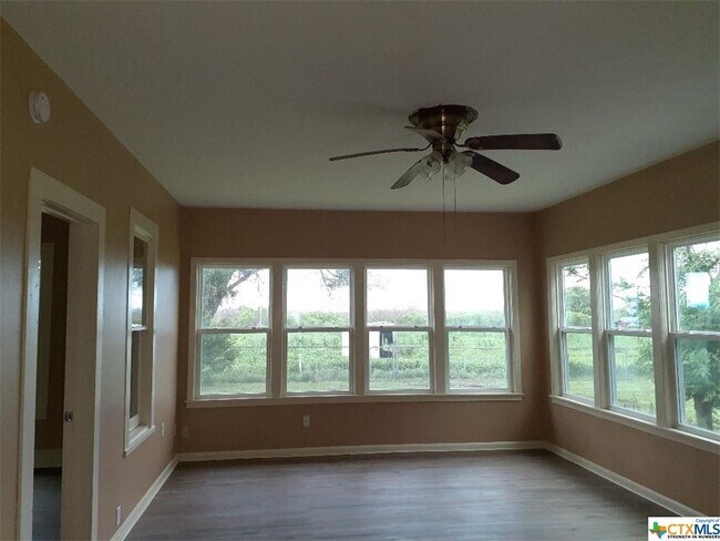 Foto del edificio - 1451 Old Seguin Luling Rd