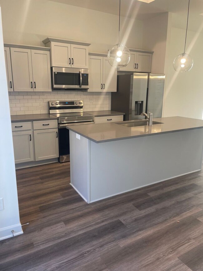 Building Photo - 16161 Fontana St