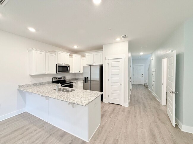 Foto del edificio - 3-Bedroom Townhouse - Community Pool