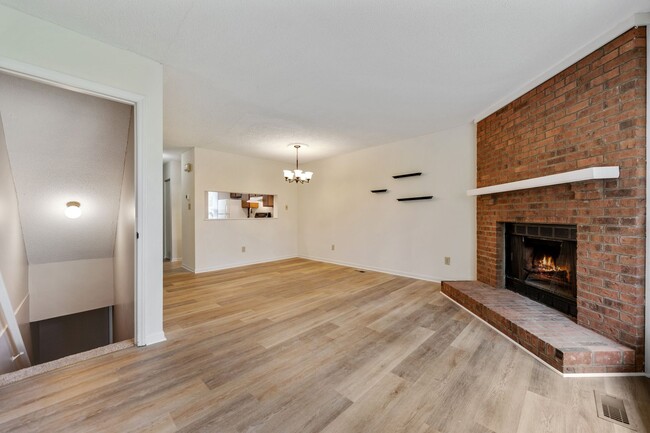 Building Photo - Spacious end unit townhome minutes from Du...