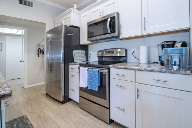 Foto del edificio - Fully Furnished - 2 bed 2 Bath villa - South Sarasota