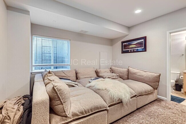 Building Photo - 2241 Valentia St