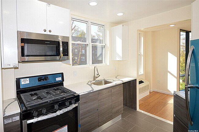 Building Photo - 55 S Middle Neck Rd