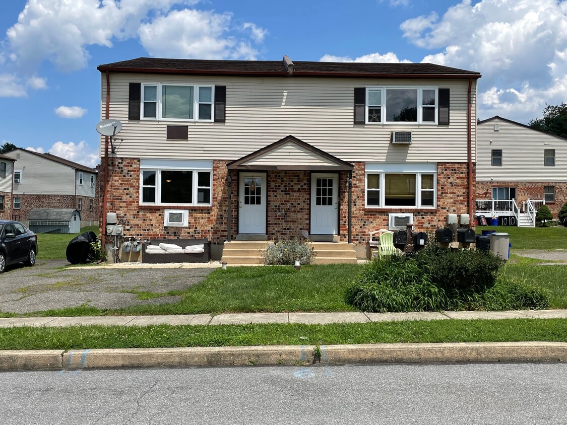 Primary Photo - 2 Aston Ct