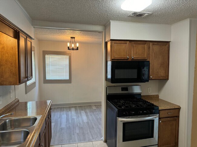Foto del edificio - "Charming 2-Bedroom Home – Cozy and Comfortable 759 Sq Ft Living!"