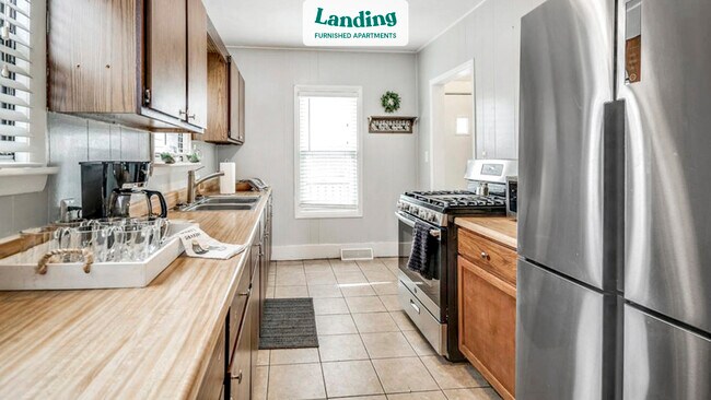 Foto del edificio - 403 Elizabeth Lake Rd