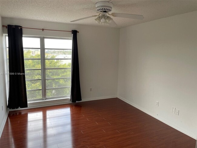 Building Photo - 9180 Fontainebleau Blvd