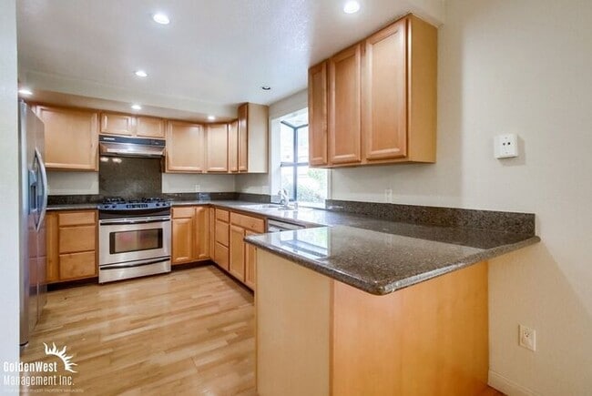 Building Photo - Beautiful Condo 2Bdm 2.5 Ba in the Heart o...