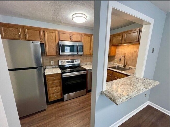 Foto del edificio - Fresh 1 Bedroom Corner Condo with 2 Off Street Parking Spaces