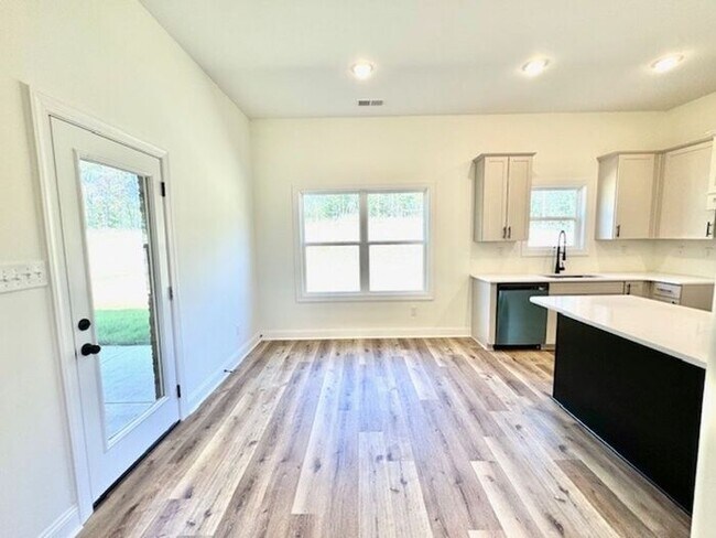 Building Photo - $900 Move-In Special! 5-Bedroom 3 Bath Hom...