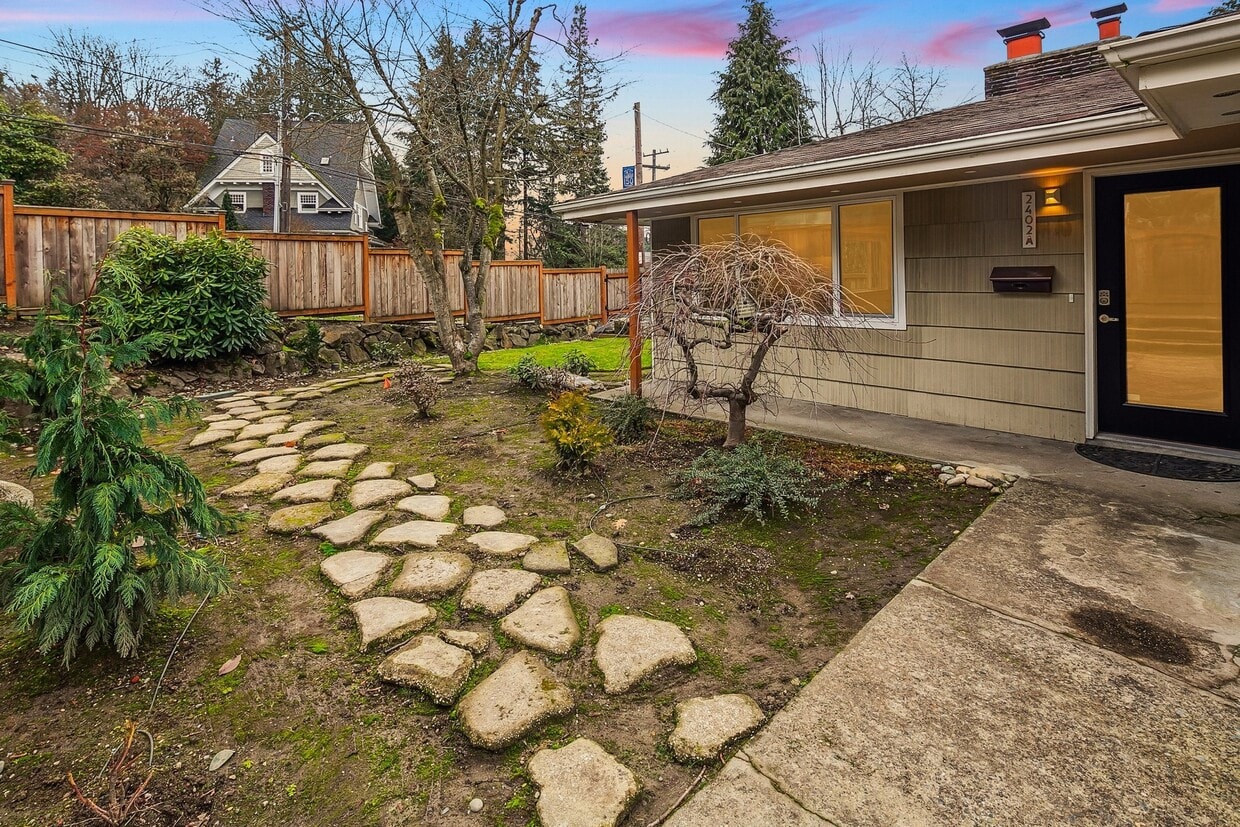 Primary Photo - 2402 E Interlaken Blvd