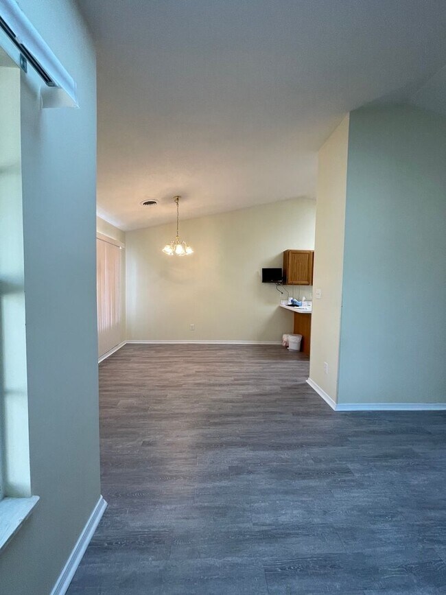 Foto del edificio - Maryville 37801 - 2 bedroom, 2 bath condo with a 1-car garage & sunroom - Call Tom Parry (865) 60...