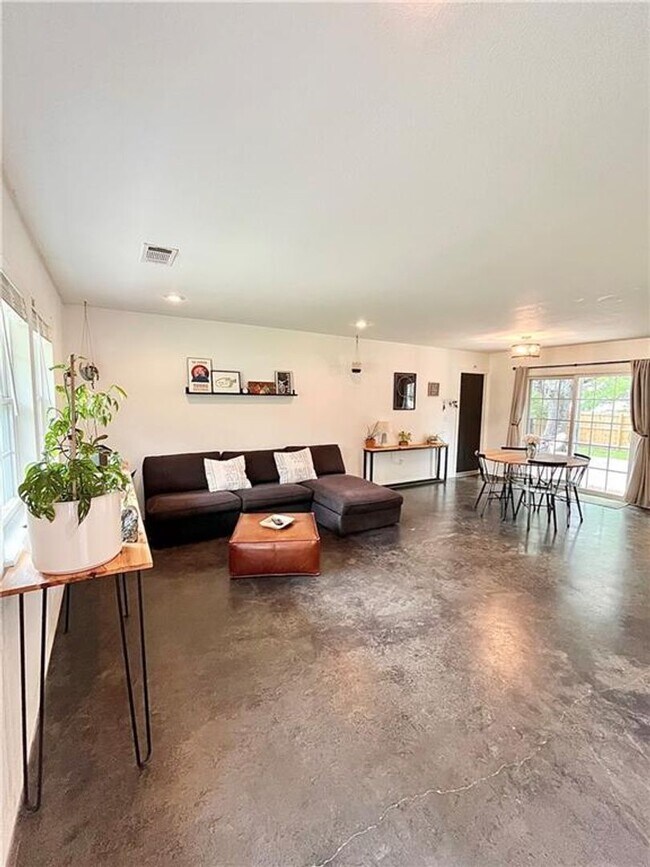 Building Photo - Cozy Home with Deck, Fenced Backyard & Modern Kitchen