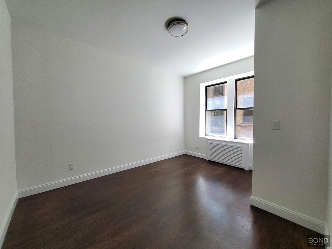 Building Photo - 206 W 104th St