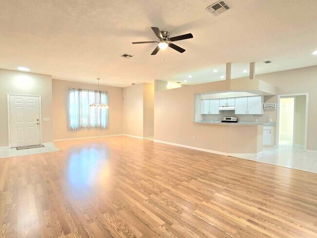 Building Photo - 3 Bed/2 Bath in Huntington Hills Golf and ...