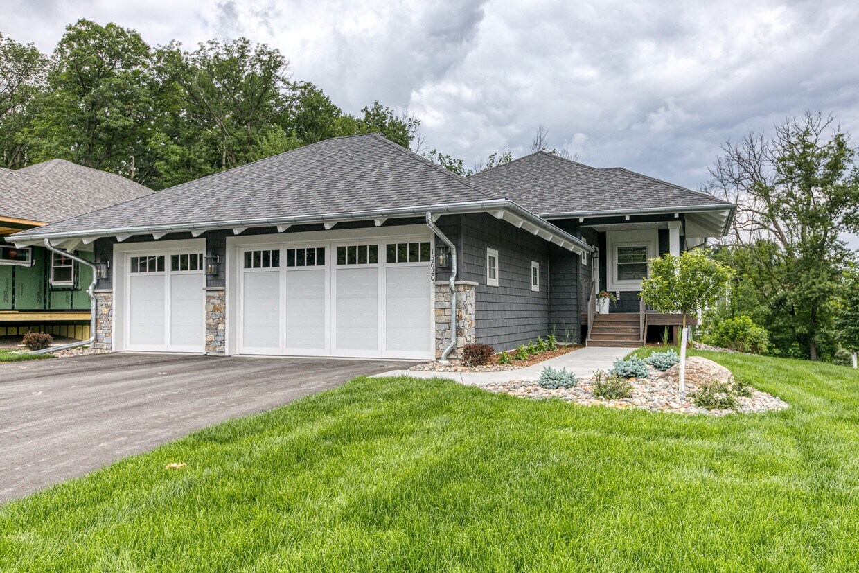 Primary Photo - 5295 Upland Ln N