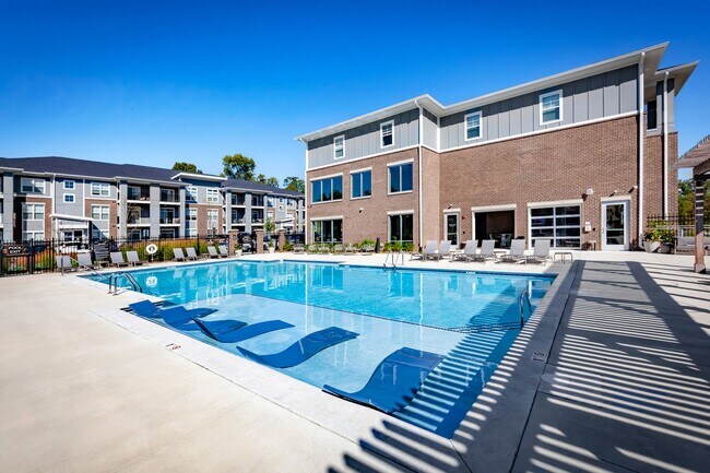 Tumbonas en la piscina - Hayden Flats