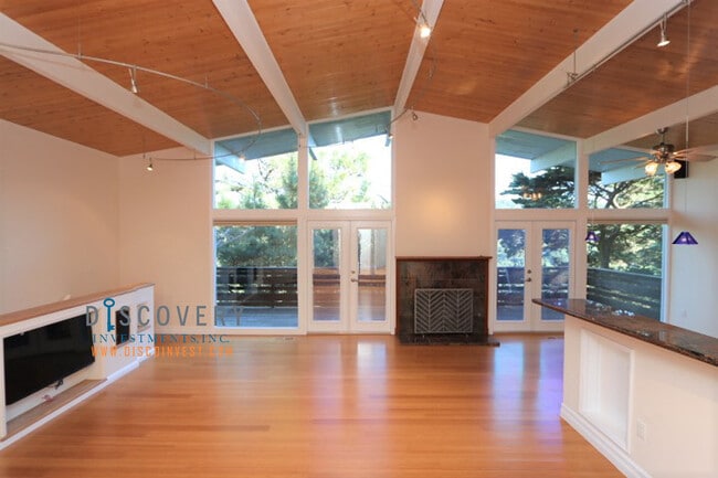 Foto del edificio - Four Bedroom Montclair Home with Forest Views