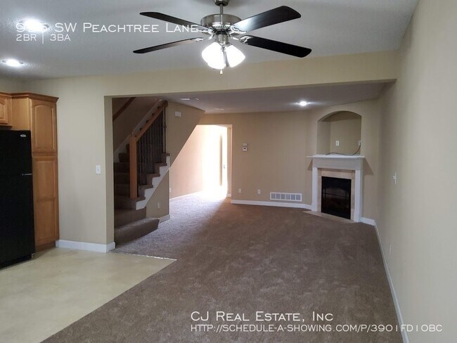 Building Photo - 925 SW Peachtree Ln
