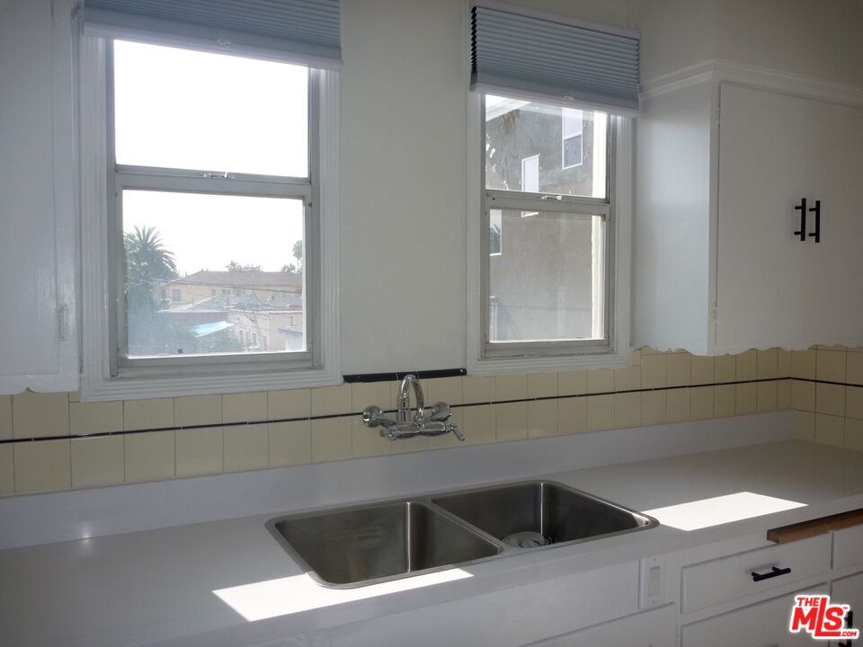 Primary Photo - 2132 S Dunsmuir Ave