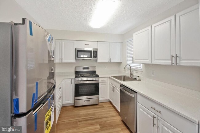 Building Photo - 890 Bayridge Dr
