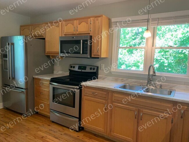 Building Photo - 422 Rosewood St