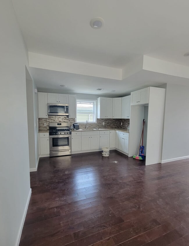 Kitchen - 153 E 23rd St