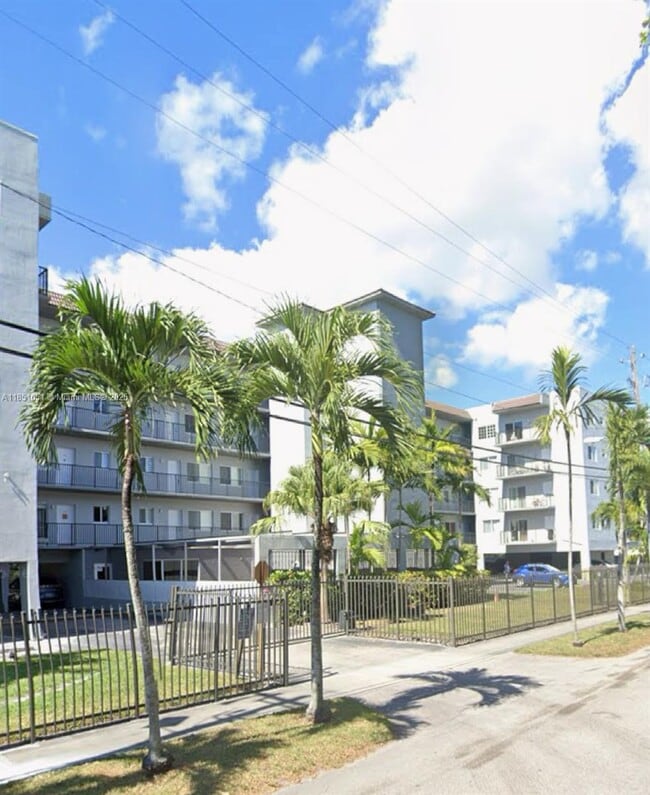 Building Photo - 900 SW 84th Ave