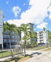 Building Photo - 900 SW 84th Ave