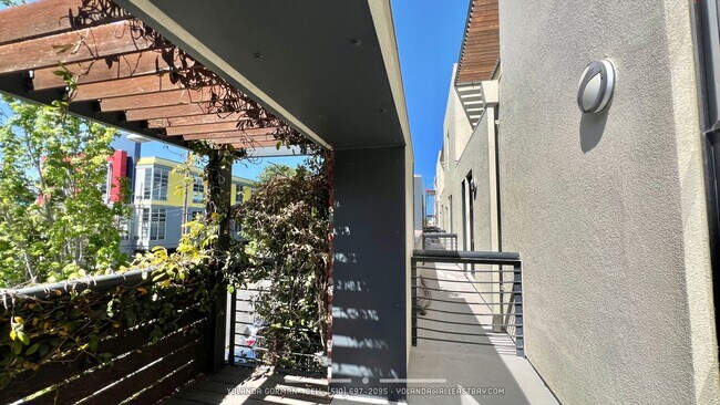 Building Photo - Stylish and modern loft-like 2 bedroom 2.5 bath condo in an urban oasis!