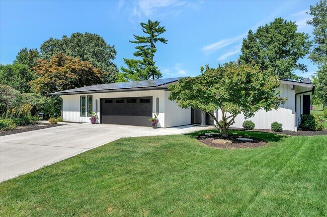 Building Photo - Luxury Ranch House on Champaign Country Club