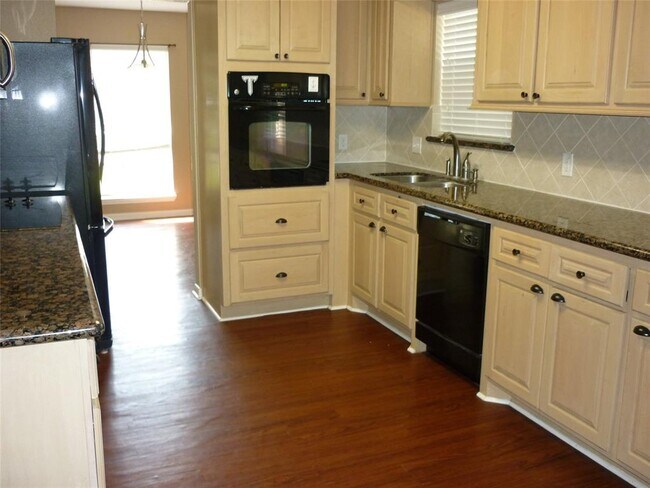 Building Photo - 705 Briargrove Dr