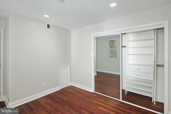 Building Photo - 927 Bainbridge St