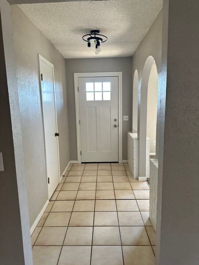 Building Photo - Inviting 3BR, 2BA Home with Fireplace, Spa...