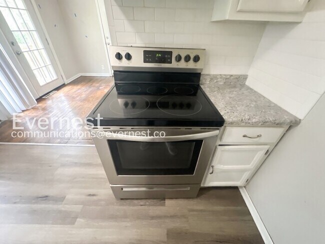 Foto del edificio - 3 Bed, 1.5 Bath Home with Fenced Yard and Garage / Pet-Friendly / Available Soon!