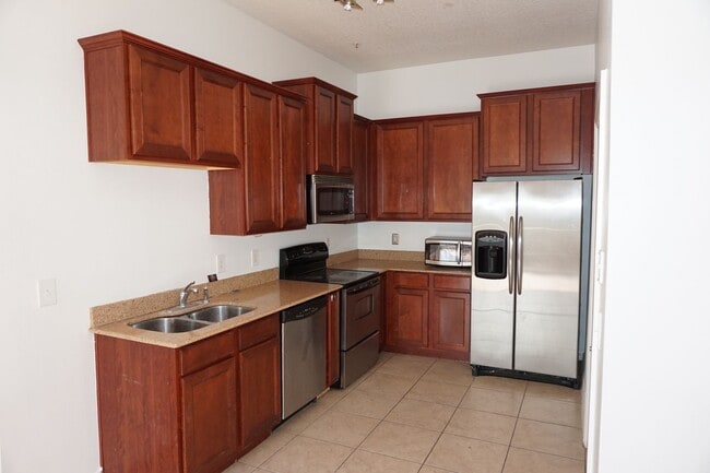Building Photo - Excellent & Spacious 2/2 with 1 Car Garage...