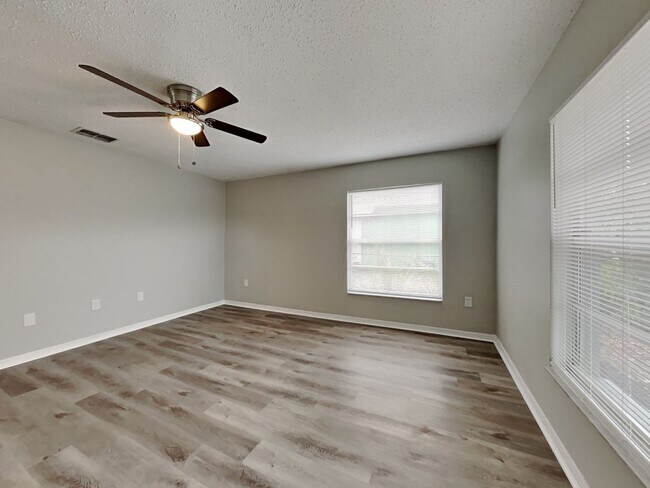 Foto del edificio - Beautifully Renovated 3 Bed 2 Bath Home with Garage in Tampa, FL