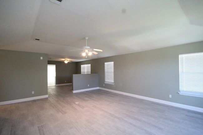 Building Photo - Southwest Pensacola 3BD/2BA with Fenced Ya...