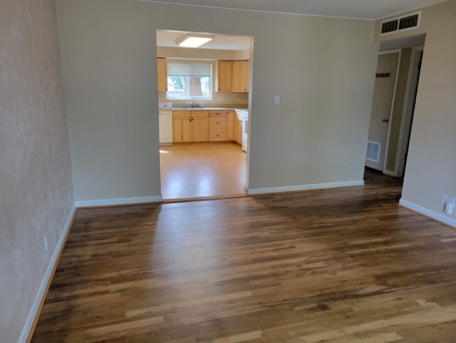 Building Photo - 2811 Tharp Dr