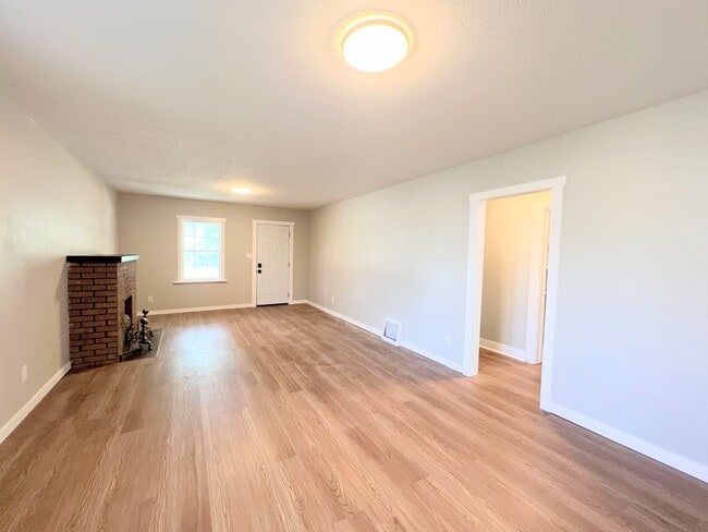 Building Photo - 2 bedroom home with two car garage