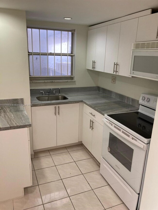 Building Photo - 210 Fontainebleau Blvd