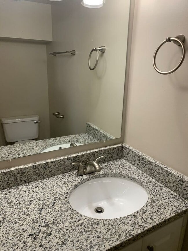 Foto del edificio - Spacious 2 Bed 1.5 Bath Townhome in Murray...