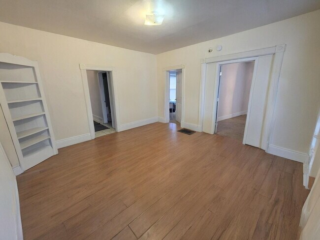 Building Photo - 3 Bedroom, 1 Bathroom w/ Covered Porch & Off Street Parking - Available July 1st!