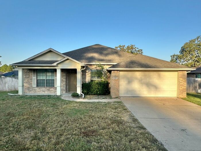 Foto principal - AVAILABLE NOW!! Impeccable 4-bedroom, 2-ba...