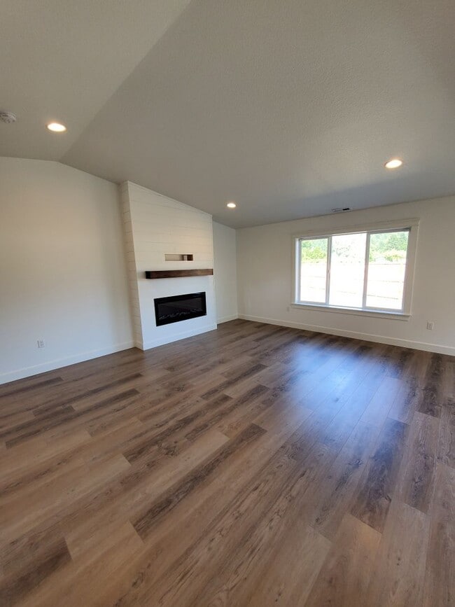Building Photo - Pet Friendly Single Level 4 bedroom 2 Bathroom in Lebanon.