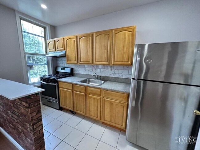 Foto del edificio - EAST NEW YORK~NEWLY RENOVATED~HEAT & HOT W...